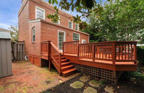 Charming Townhouse Retreat by CozySuites - Foto 35