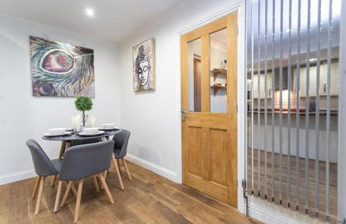 Elegant 5-Bed Home, Families & Friends, Sleeps 6, Parking, Free Wi-Fi - Foto 41