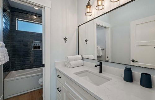 Brand-New Beach Retreat Hot Tub Sleeps 13 - Foto 34