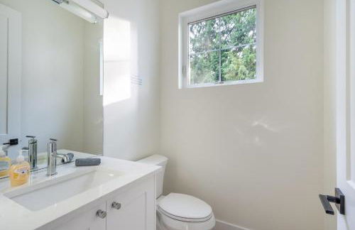 Elegant 3-Story House with Private Backyard in WA - Photo 17