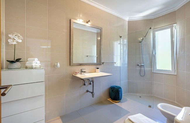 Luxury Villa With Private Heated Pool, Garden and Views of the sea and Mountains - Foto 35