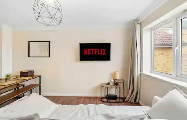 4 bed Townhouse- Free Parking - Photo 8