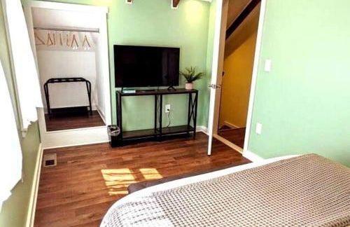 Walkable Elmwood Cottage, No Chores 2Bath 2BR 2Car - Foto 17