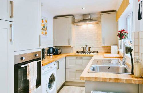 Central 3 Bed Home, Contractors, Garden, Fast WiFi, Smart TV - Photo 18