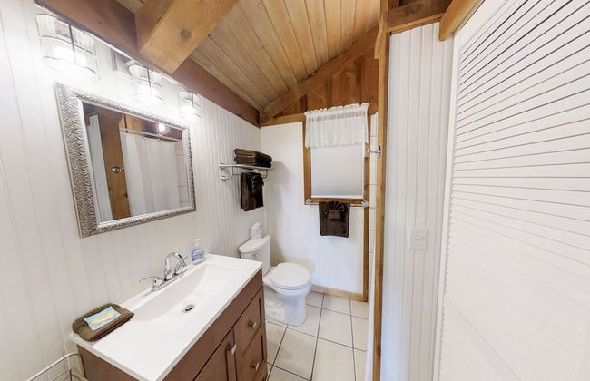 Riverview 1 Bedroom Cabin by RedAwning - Photo 7