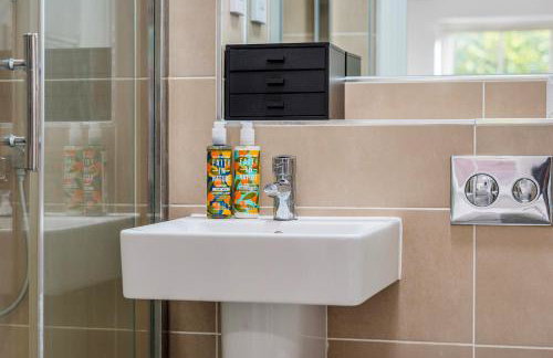 Walton Hidden Home with Free Parking - Pass the Keys - Foto 18