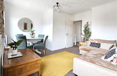 2 bed apt w/ private parking close to town centre - Foto 5