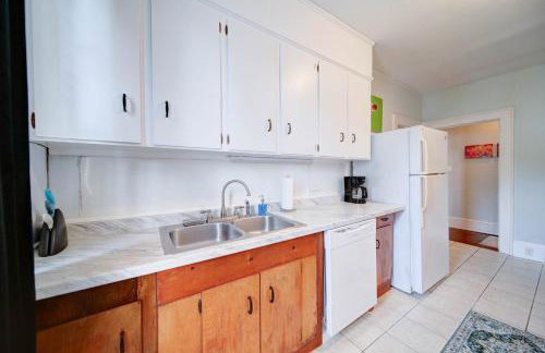 Retro 1BR in Elizabeth with Porch & Eclectic Design - Foto 22