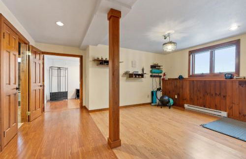 Spacious Accessible Waterfront Retreat with Hot Tub - Foto 50