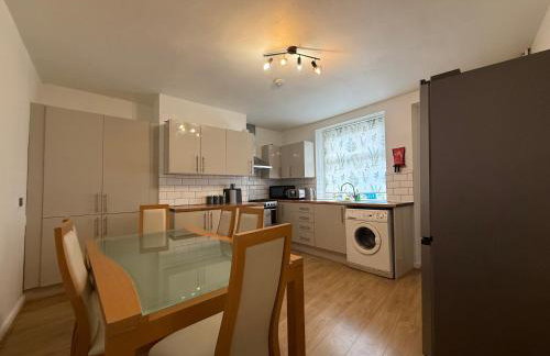 Central 3BR Home - Huddersfield Serviced Accomodation - Walk to Station & Town - Business Travellers - Families - Students - Photo 14