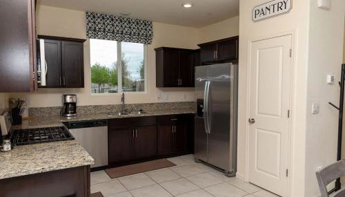 Modern 5 bed near hospitals and UC Merced - Foto 3