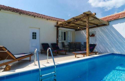 Tranquil Villa with Pool - Photo 21