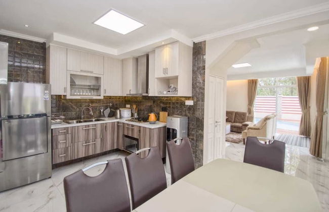 Villa Kota Bunga Puncak 4 Bedroom - Photo 11