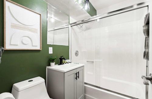 Updated Historic Suite with Queen Bed and Kitchen - Foto 18