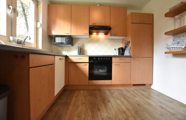 Alluring Holiday Home in Reutum-Weerselo with Hot Tub - Foto 8