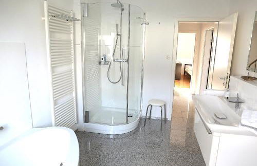 Modernes Stadthaus 100qm Parkplatz Bad&Dusche Küche - Foto 23