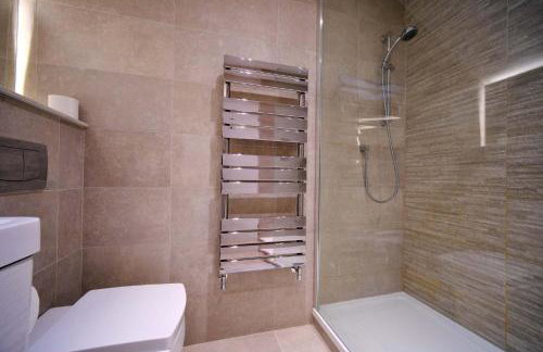 Spacious Dewsbury Home, 8 beds, sleeps 10, Free Parking and Wifi, 3 TVs, Close to motorways - Foto 16