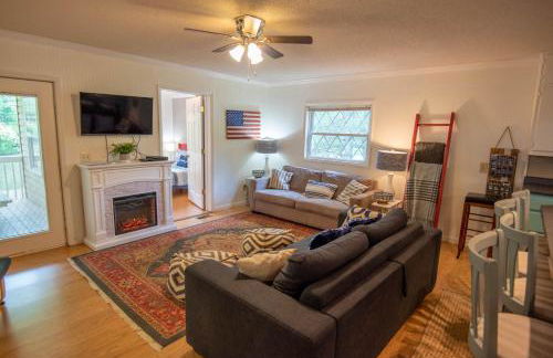 2Bd Riverfront with Expansive Outdoor Space, River Access, Fire Pit - Foto 5