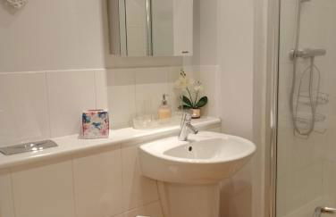 Beautiful Marina Apartment with private garden, flexible bedrooms with zip & link beds - Photo 10