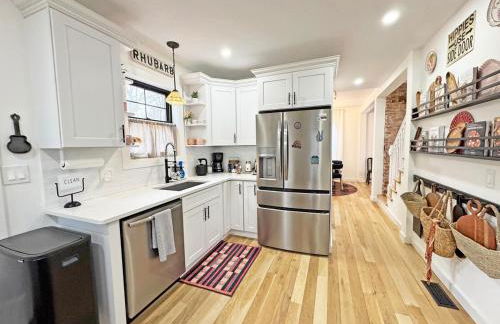 Renovated home seconds from town - Foto 34