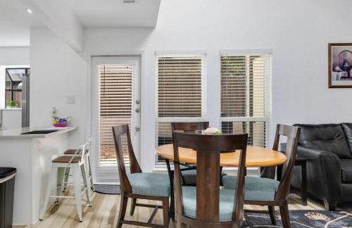 Arlington Entertainment District Home Green & White Door - Foto 61