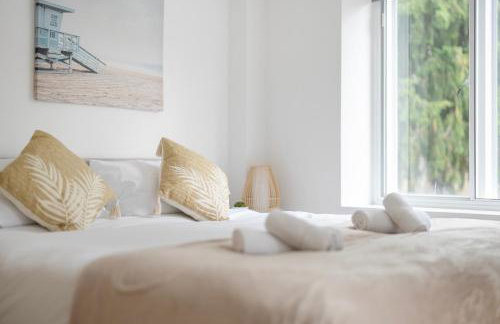 Central Apt-2Bed 2Bath-AC unit-By FabAccommodation - Foto 5