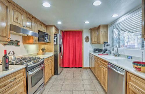 Game Room, Yard, Deck and Fireplace Lakeside Home - Foto 6