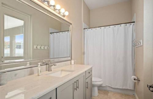 Luxury Heated Pool Home, Hot tub, King bed suite - Foto 9