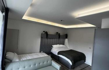 Resilets - Mood Studio 2 - Central Modern 2 Bed - Photo 6