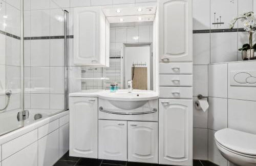 Gelbe Koffer - Großes 3 SZ Apartment Homburg - 1 km Uniklinik - bis 6 Pers - Balkon - Parkplatz - Self-Check-in - Foto 26