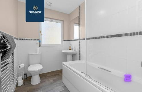 Muirton House 2 - INVOICE and REDUCED PRICE only via SUNRISE SHORT LETS DUNDEE, SLEEPS 8 has 4 Twin Bedrooms with 4 Car Parking, 2 Baths, 5 Smart TV, Fully Equipped, Garden, Free WiFi, and ONLY 9 Mins to STANNERGATE Ports - Foto 30