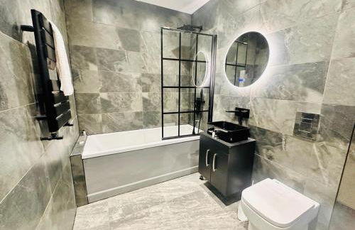 Spacious 2 Bedroom Modern Apartments - Central Location - Free Parking - Smart TV - Washer Dryer - Built for Contractors, Consultants and Work Teams - Foto 4