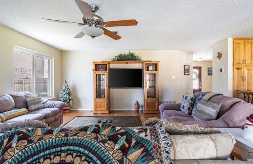 Cozy 3BR Retreat with Outdoor Dining & BBQ Grill - Foto 17