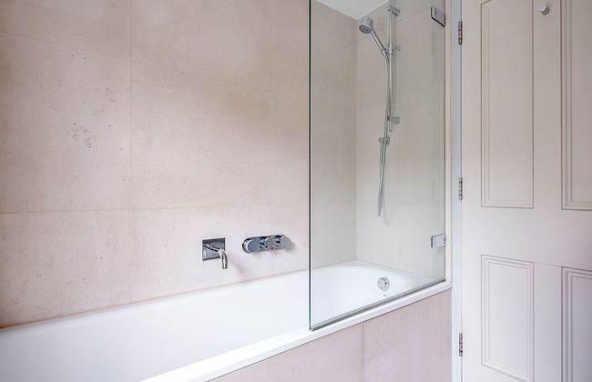 Exquisite Designers Abode - Photo 27