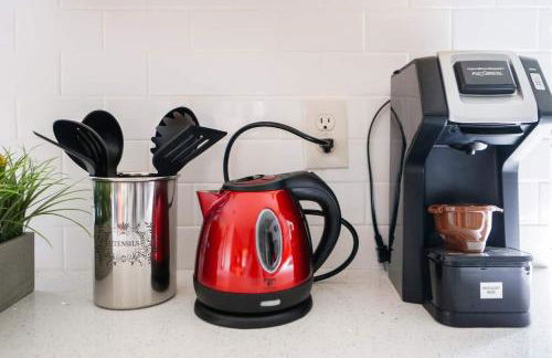 Beautiful Light-filled Farmhouse w swing & slide - Foto 25