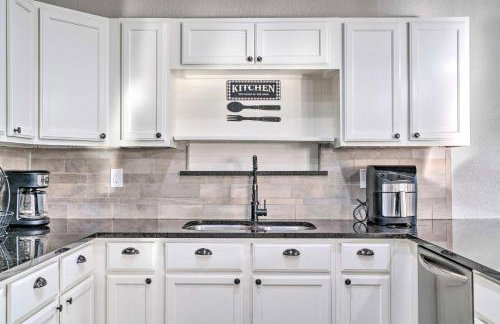 Peaceful Atascosa Home with Balcony and Deck! - Foto 9