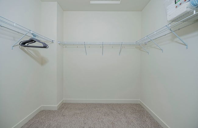 Luxurious Ontario Townhouse Ideal Family Retreat - Photo 21