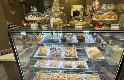 Stunning & Spacious Resort-Style Condo Across From Beach! - Foto 33