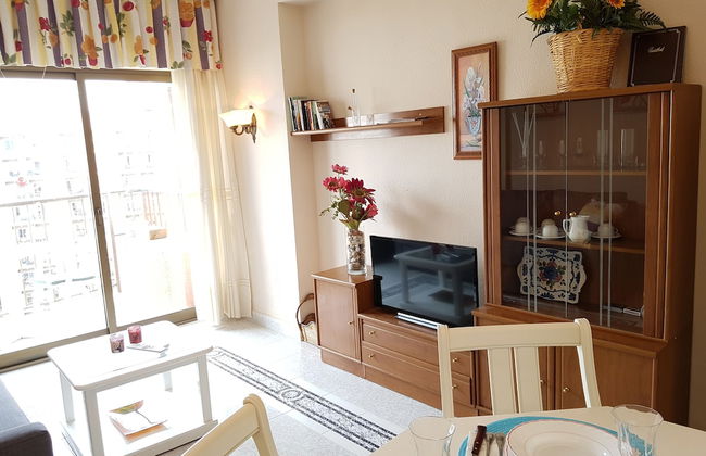 Sky-High Seaside Fuengirola Flat - Photo 9