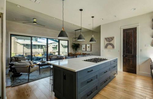 Luxe 3BR Lake Escape - BBQ Firepit & Pickleball - Foto 15