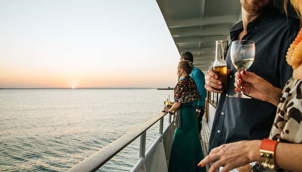 Charles Darwin Sunset Cruise - Foto 4