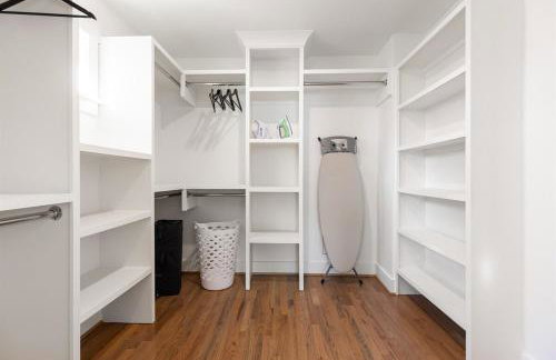 Bancroft Bungalow - Hot Tub, Fire Pit - Near Uptown - Foto 56