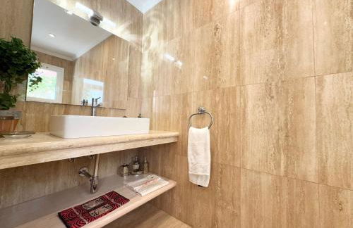 Villa Amorio a spacious modern getaway with a private heated pool & Sea Views - Foto 59