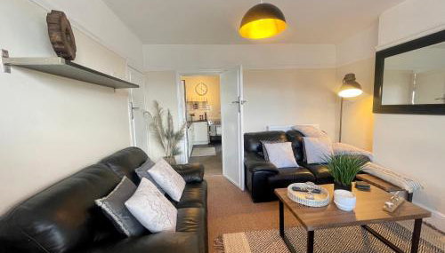 Delightful 2 bed detached home with secure parking - Foto 3