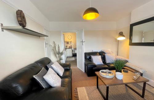 Delightful 2 bed detached home with secure parking - Foto 3