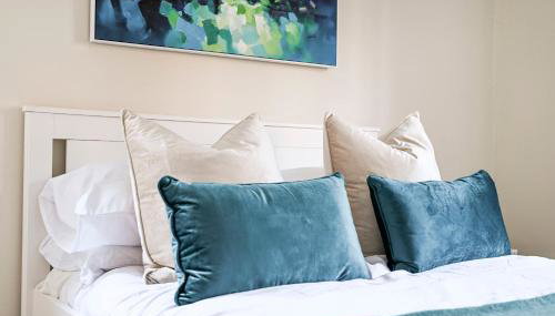 Modern 2BR Apartment for Contractors, Balcony & Fast Wi-Fi, W6 - Foto 2