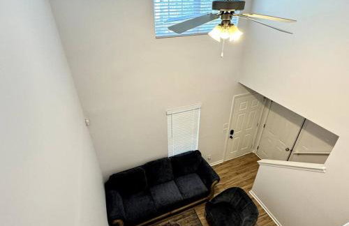 Bright Spacious Renovated Home Master on Main - Foto 33