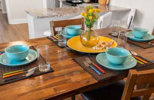 Cozy 4BR Home Pet Friendly Large Yard & Patio - Foto 15