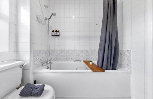 Cozylease 3 Bedroom Canary Wharf Family,Workcation, Fast WiFi, Workspace,1 stop to City - Photo 47