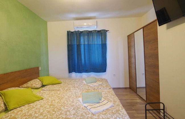 Modern Villa With Swimming Pool and Garden - Photo 4